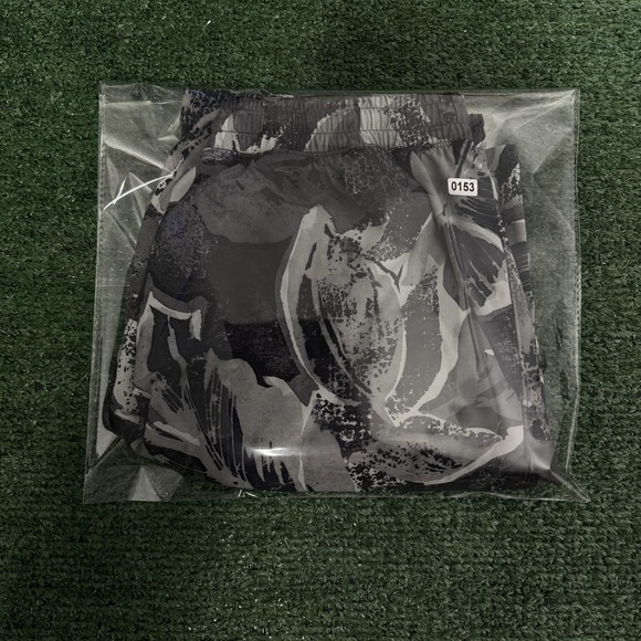 Lululemon Shorts Mens Small Gray Black Floral Print Lightweight Athletic - Picture 6 of 6